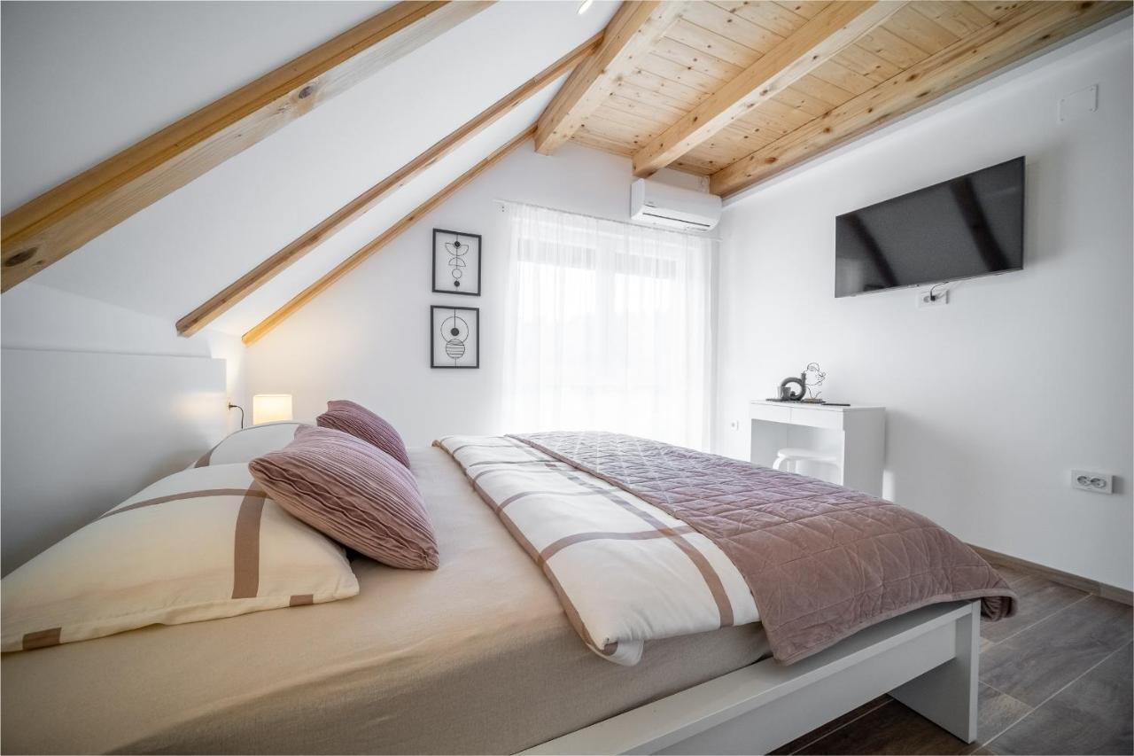 Villa Nesa - Beautiful Guest House At Continental Croatia With Outdoor Swimming Pool, Sauna And 3 Bedrooms Plaski Bagian luar foto