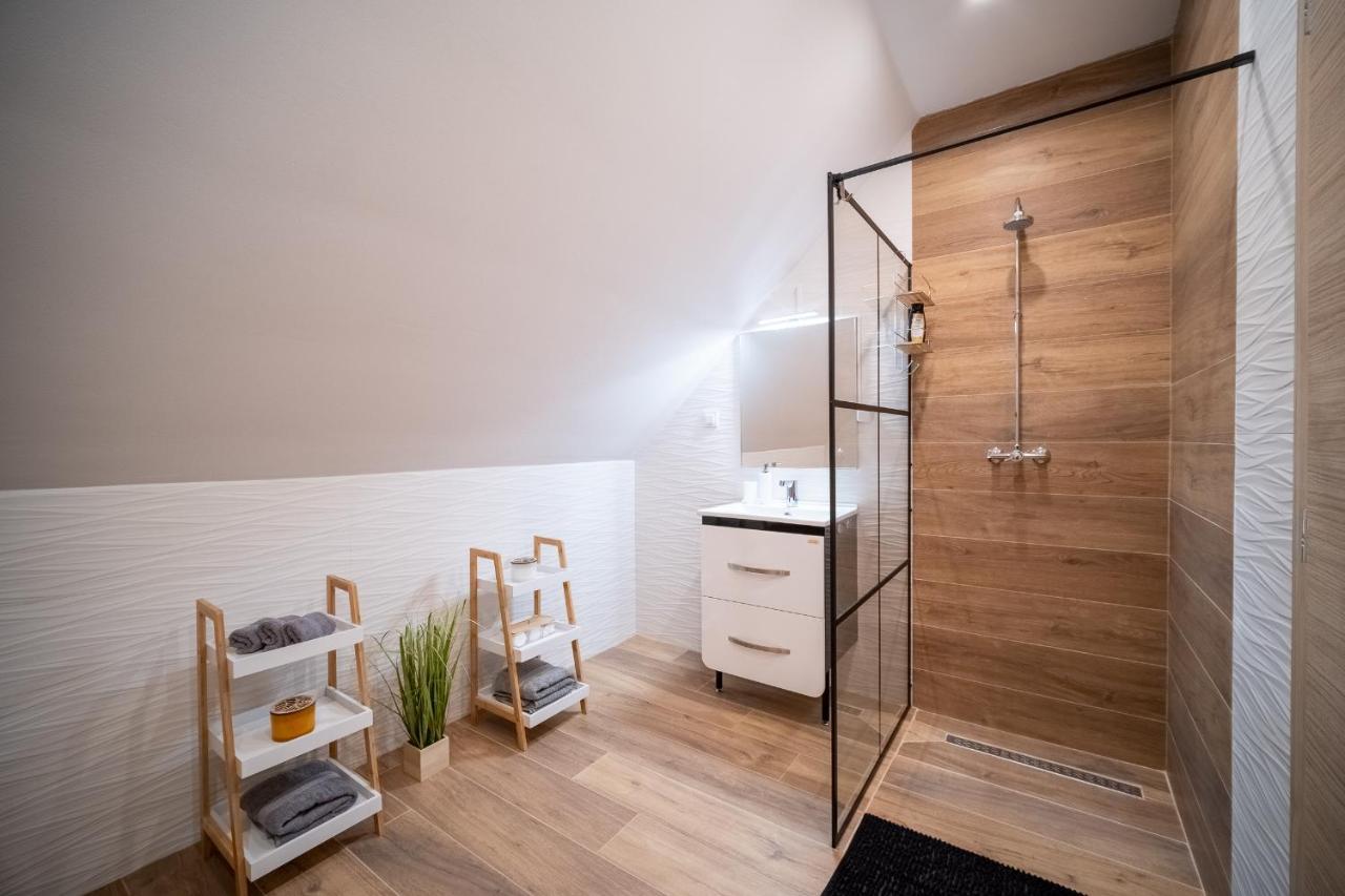 Villa Nesa - Beautiful Guest House At Continental Croatia With Outdoor Swimming Pool, Sauna And 3 Bedrooms Plaski Bagian luar foto