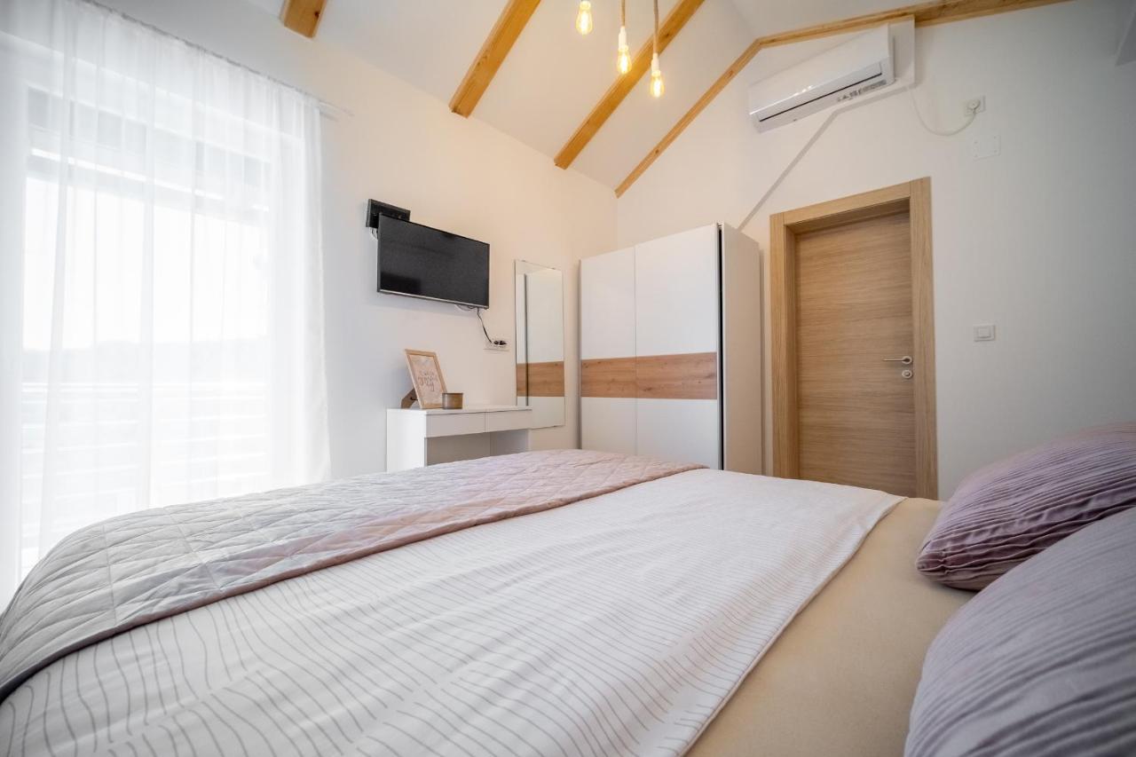 Villa Nesa - Beautiful Guest House At Continental Croatia With Outdoor Swimming Pool, Sauna And 3 Bedrooms Plaski Bagian luar foto